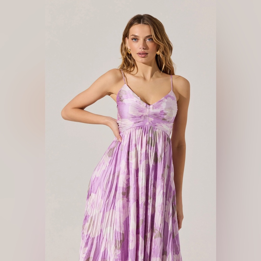 ASTR THE LABEL-NWOT Elegant Purple Floral Women's Dress (Size S) (Lot 7 Item 21) - Picture 4 of 5